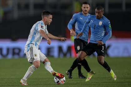 Nicolás Tagliafico enfrenta a Nicolás de la Cruz; podrían volver a cruzarse este jueves, en el atrapante duelo entre Argentina y Uruguay