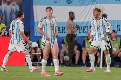Nicolás Tagliafico, Julián Alvarez y Leandro Paredes ingresaron desde el banco en un partido en el que Argentina nunca encontró su mejor versión