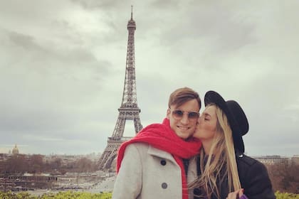 Junto a Carolina, su novia, en París, en una de las escapadas de la rutina futbolística.