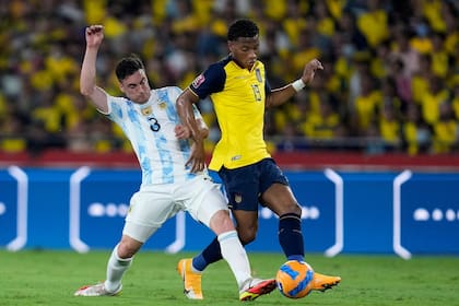 Nicolás Tagliafico lucha por la pelota con Gonzalo Plata durante el partido entre Argentina y Ecuador