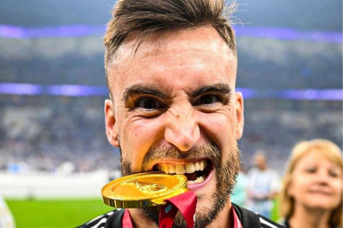 Nicolás Tagliafico muerde la medalla de campeón del mundo
