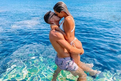 Nicolás Tagliafico recorrió las paradisíacas playas italianas junto a su novia, Carolina Calvagni