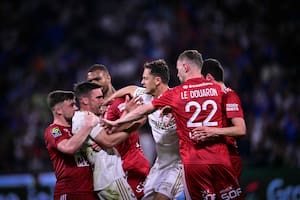 Gol, asistencia y expulsión de Tagliafico en Francia: Lyon pasó del 1-3 al 4-3 en... el minuto 105