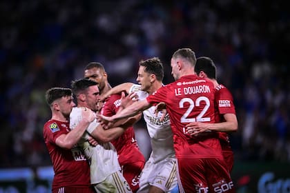 Nicolas Tagliafico se pelea con los jugadores de Brest en el partido que Olympique Lyon perdía 1-3 y ganó 4-3; el lateral de la selección argentina hizo un gol y fue expulsado