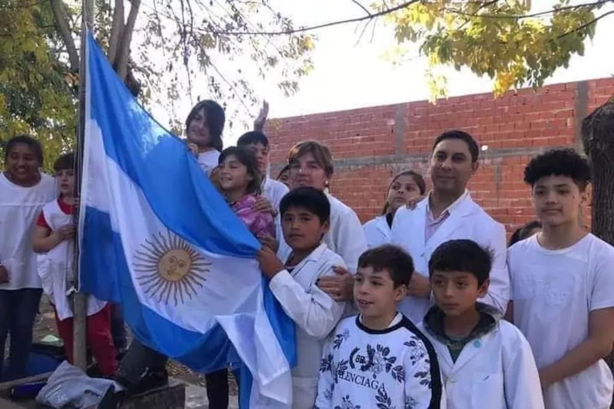 Nicolás tenía ahorros para comprar una pelota pero decidió reemplazar la bandera que robaron de su escuela (Foto: Gentileza / Semana maipuense)