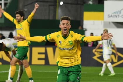 Nicolás Tripicchio festeja su gol para Defensa y Justicia ante Aldosivi