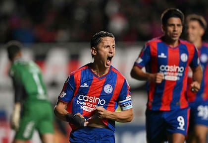 Nicolás Tripichio está en el radar de los dirigentes de Independiente para reforzar el plantel de Gustavo Quinteros. (Photo by Luis ROBAYO / AFP)