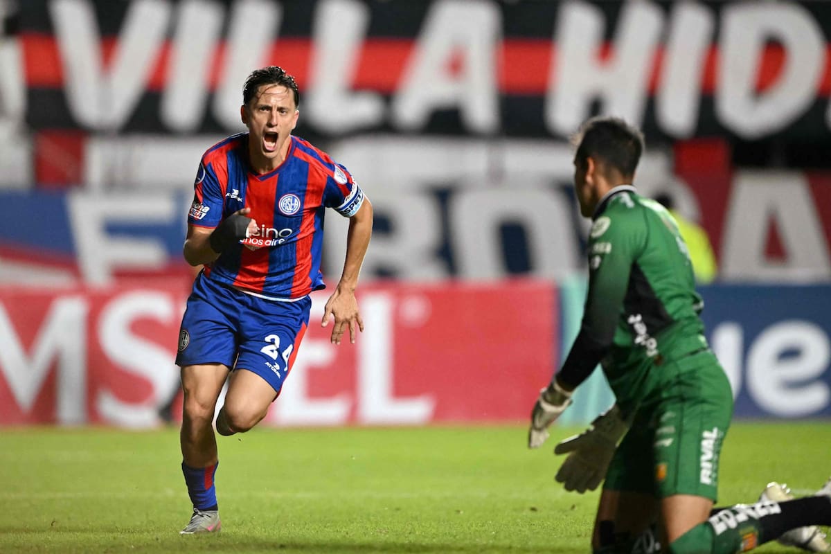 Nicolás Tripichio festeja su gol, el segundo de la victoria de San Lorenzo sobre Deportivo Cuenca; el Ciclón es puntero en el Grupo D de la Copa Sudamericana