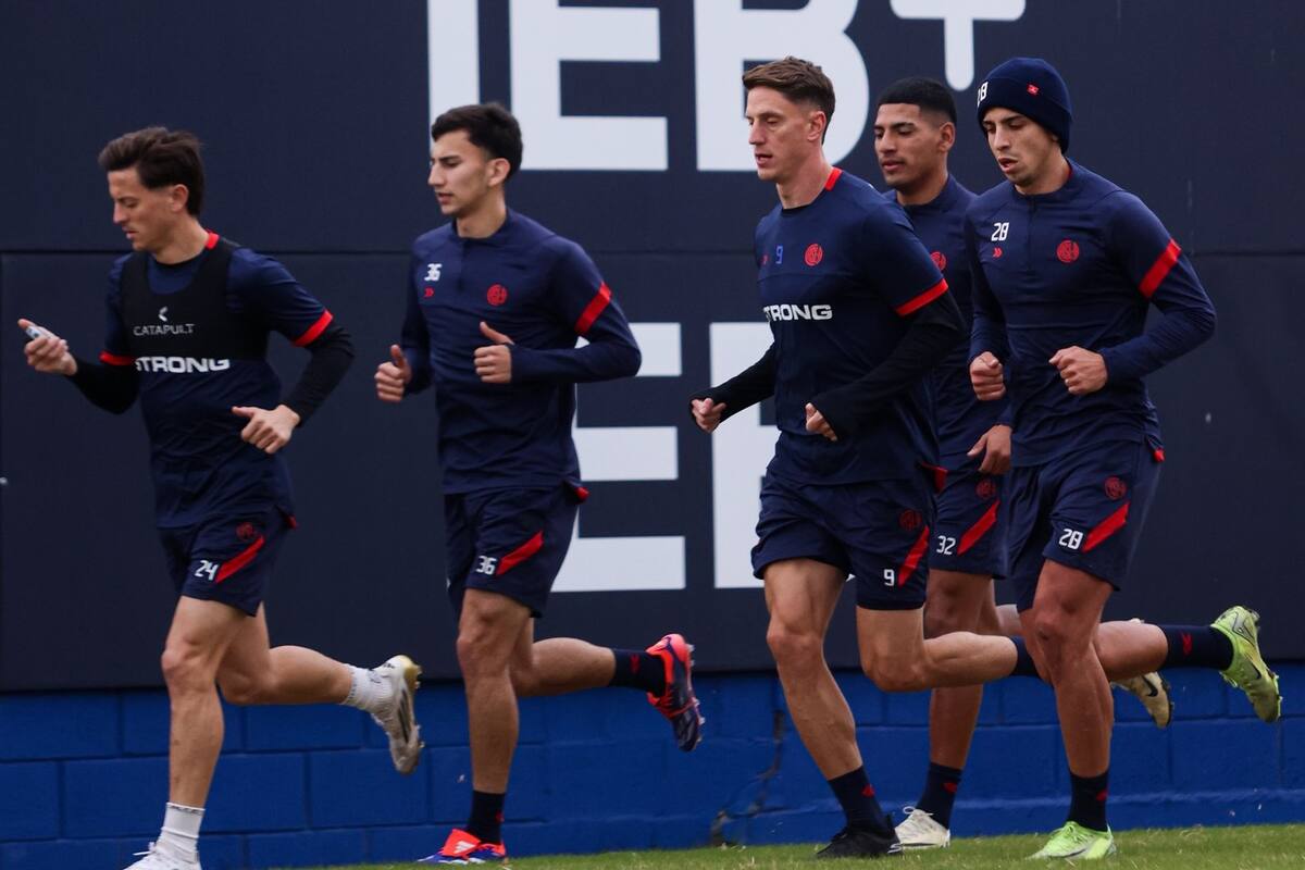 Nicolás Tripichio (izquierda) y Andrés Vombergar los primeros en la fila de un entrenamiento en el Nuevo Gasómetro; dos de los más experimentados que quedaron en el plantel de San Lorenzo