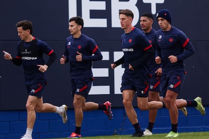 Nicolás Tripichio (izquierda) y Andrés Vombergar los primeros en la fila de un entrenamiento en el Nuevo Gasómetro; dos de los más experimentados que quedaron en el plantel de San Lorenzo
