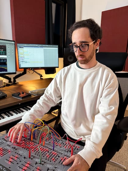 Nicolás Urricelqui en su estudio en Los Ángeles