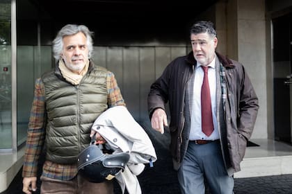 Nicolás Urrutia y Claudio Caffarello, abogados de Cirio, frente al edificio en el que vive su defendida
