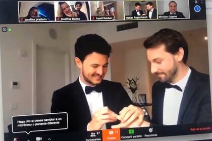 Nicolás Usandivaras y Matías Regenhardt dieron el sí frente a sus amigos y familiares por videollamada, desde Nueva York
