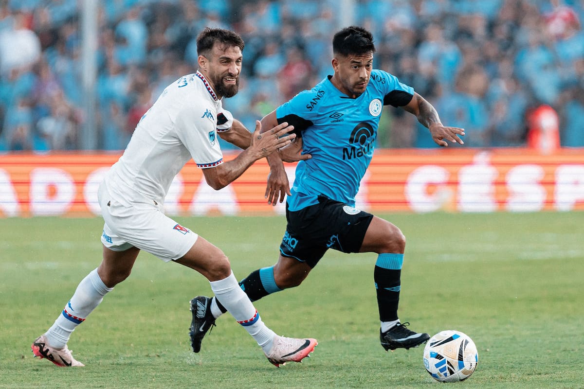 Nicolás Uvita Fernández se desprende de la marca del capitán Joaquín Laso; Belgrano y Tigre empataron en Córdoba y se mantienen invictos en el torneo Apertura