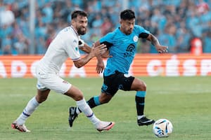 Nicolás Uvita Fernández se desprende de la marca del capitán Joaquín Laso; Belgrano y Tigre empataron en Córdoba y se mantienen invictos en el torneo Apertura
