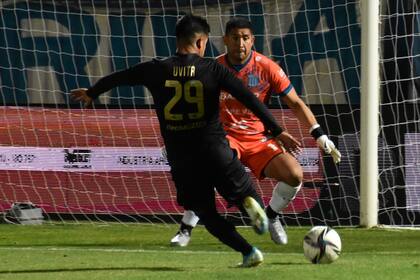 Nicolás "Uvita" Fernández, sin puntería, en San Lorenzo vs. Racing, de Córdoba, por la Copa Argentina.