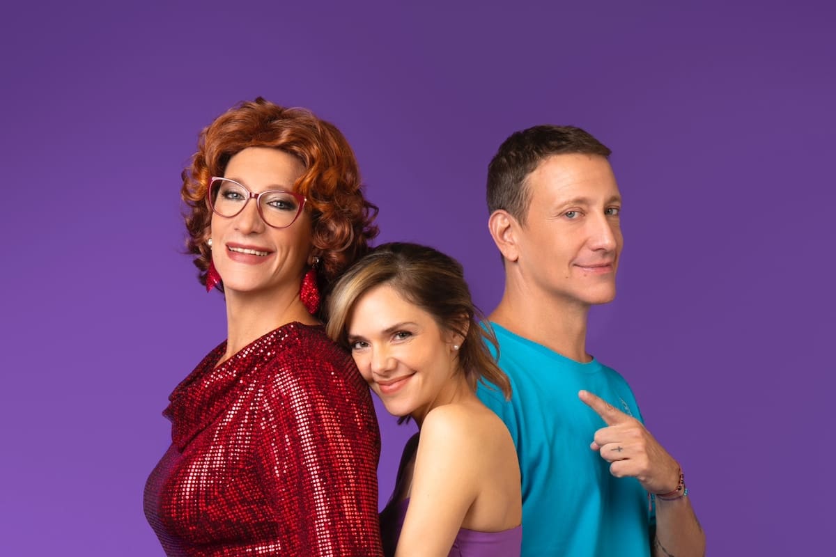 Nicolás Vázquez, en su doble rol, junto a Julieta Nair Calvo: los protagonista de la comedia musical que fue éxito en Broadway