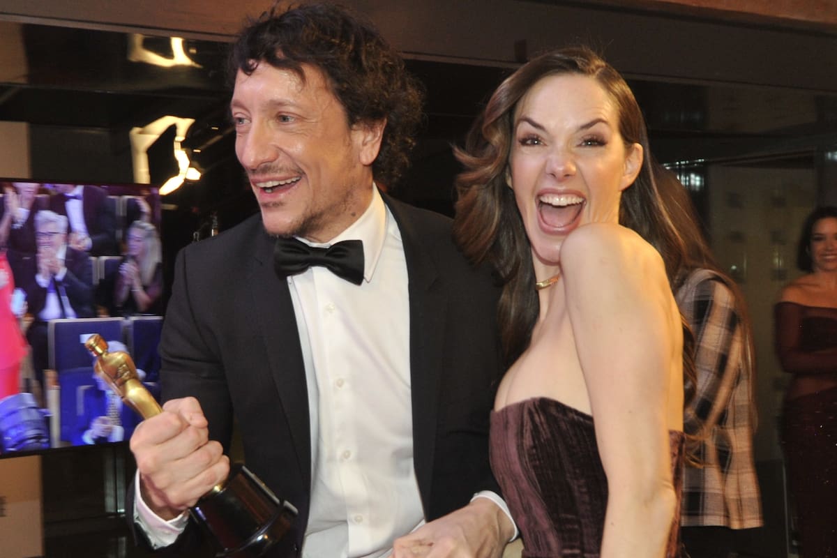 Nicolás Vázquez junto a Julieta Nair Calvo, felices con los premios Martín Fierro de Teatro