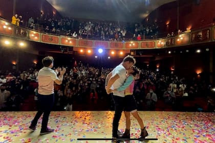 Nicolás Vázquez y Gimena Accardi en el centro del escenario de El Nacional frente al festejo de público