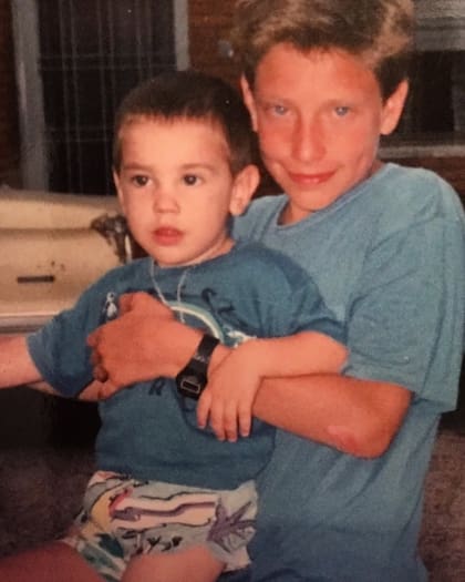 Nicolás Vázquez y su hermano durante su infancia