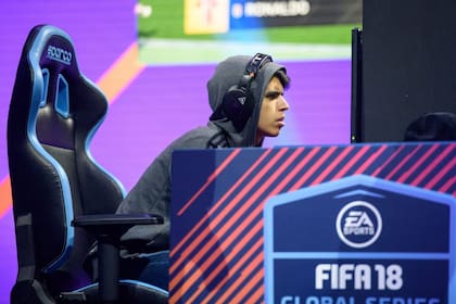 Nicolas Villalba, conocido en el circuito como Nicolas99fc, es un destacado jugador de FIFA sobre PlayStation 4, y se consagró como el mejor de su categoría
