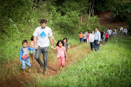 Nicolás visitando una comunidad en el Norte del país para llevarles agua segura