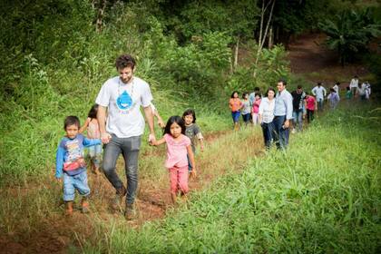 Nicolás en uno de sus viajes para llevar agua segura a comunidades postergadas