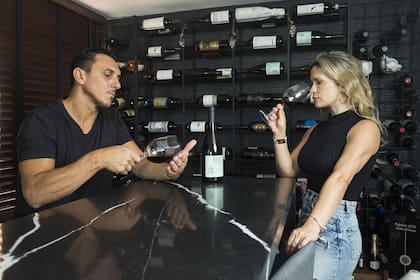 Nicolás y Belén en la cava de su casa