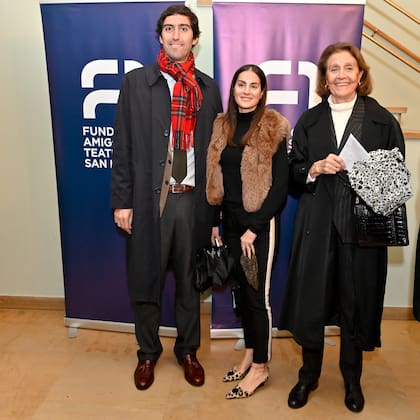 Nicolás y Sofía Pinto junto a su madre, Raquel Soler de Pinto