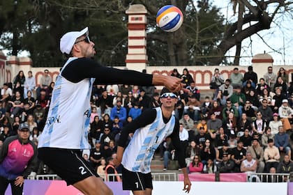 Nicolás y Tomás Capogrosso, argentinos que compiten en beach vóleibol en los Juegos Suramericanos 2026
