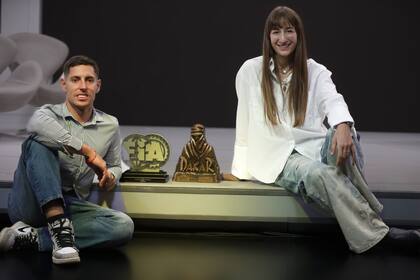 Nicolás y Valentina son los campeones mundiales de rally-raid Championship en Challenger; se casaron después de que él le propusiera matrimonio en el podio de Perú 2019.