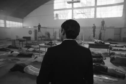 Nicolás Zárate (de espaldas en la imagen) es el protagonista de una coproducción argentino-chilena que ya logró reconocimientos en festivales internacionales