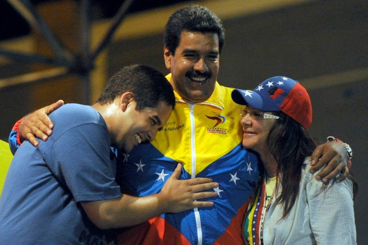 Nicolasito junto a su padre, Nicolás Maduro, y Celia Flores, mujer del presidente, en un acto el año pasado en Caracas