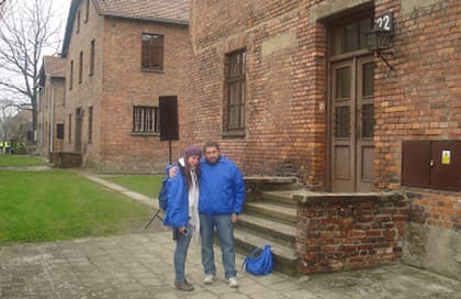 Nicole Alhadeff en Auschwitz, a los 16, durante su viaje