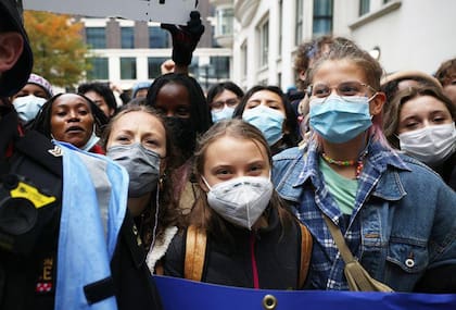 Nicole Becker (izq) junto a Greta Thunberg y otros activistas en Estocolmo