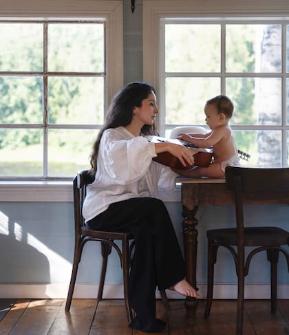 Nicole Castillo y Lukas, su hijo menor.