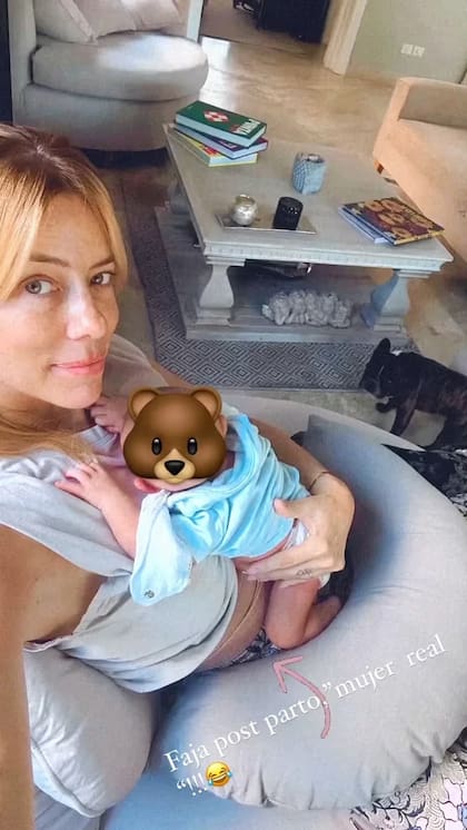 Nicole compartió una foto sin maquillaje, con faja postparto y su hijo en brazos (Foto: Instagram @nikitaneumannoficial)