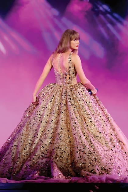 NICOLE + FELICIA COUTURE. Vestido de Alta Costura con voluminosa falda adornada con cristales.