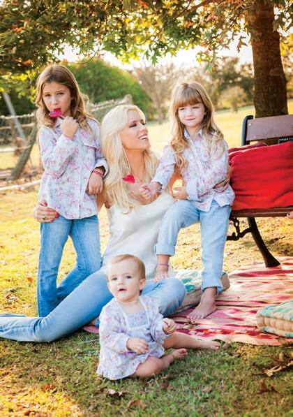 Nicole junto a sus tres hijas