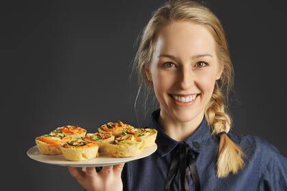 Nicole Just es una estrella de la televisión en Alemania. Su éxito se basa en generar conciencia, brindar opciones y tener confianza en que todo cambio transformador es lento y paciente.