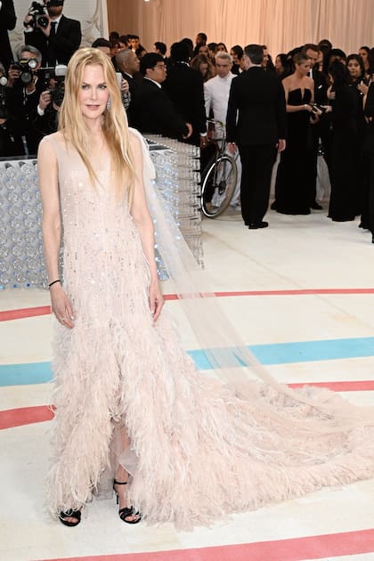 Nicole Kidman causó revuelo en las escaleras del MET al usar por primera vez en público el vestido de plumas color rosa que el diseñador creó para que ella lo luciera en el icónico comercial de Chanel No.5, dirigido por Baz Luhrmann, en 2004.