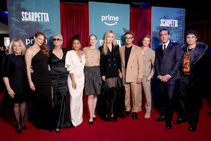 Nicole Kidman y Simon Baker, agarrados de la mano, junto al elenco de la serie