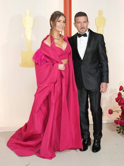 Nicole Kimpel y Antonio Bandera. Ella optó por el color fucsia para la gran noche y él por un traje clásico