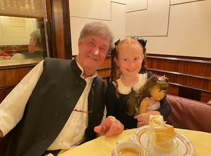 Nicole, la hija de Natalia Denegri, junto a Alan Hassenfeld, homenajeado en la ceremonia de los Emmy Suncoast
