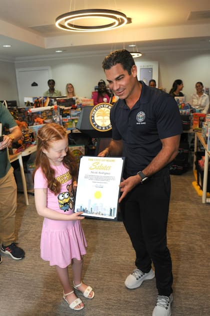 Nicole, la hija Natalia Denegri, recibió una distinción de parte del alcalde Francis Suárez por su compromiso con hogares de niños desamparados