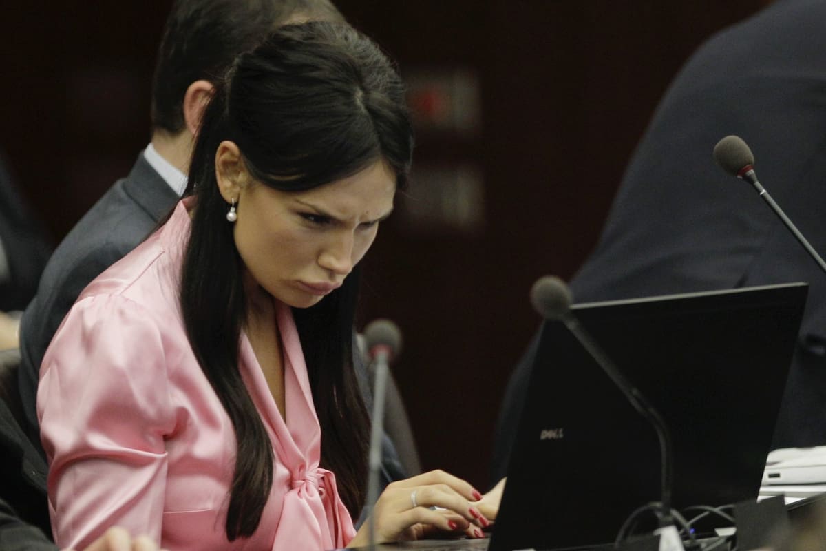 Nicole Minetti asiste a una reunión en la sede regional de Lombardía en Milán el martes 15 de febrero de 2011