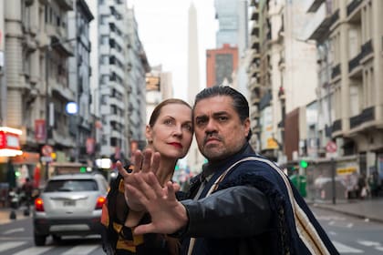 Nicole Nau y Luis Pereyra, en la calle Corrientes