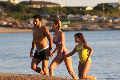 Nicole Neumann disfruta de las playas de Punte del Este junto a sus hijas y su novio, el piloto Manu Urcera