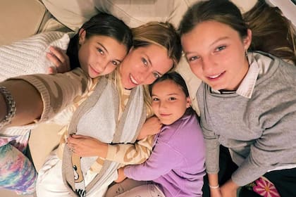 Nicole Neumann junto a sus tres hijas Allegra, Sienna e Indiana