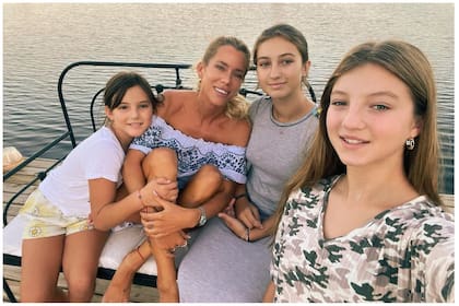 Nicole Neumann junto a sus tres hijas mayores: Sienna, Indiana y Allegra (Foto: Instagram @nikitaneumannoficial)